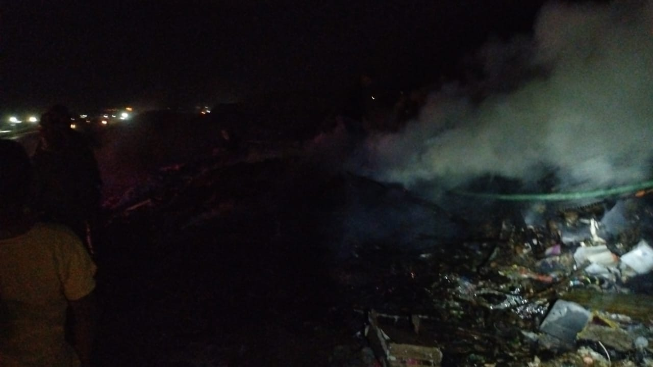 Bomberos de Saltillo sofocan incendio en Relleno Sanitario