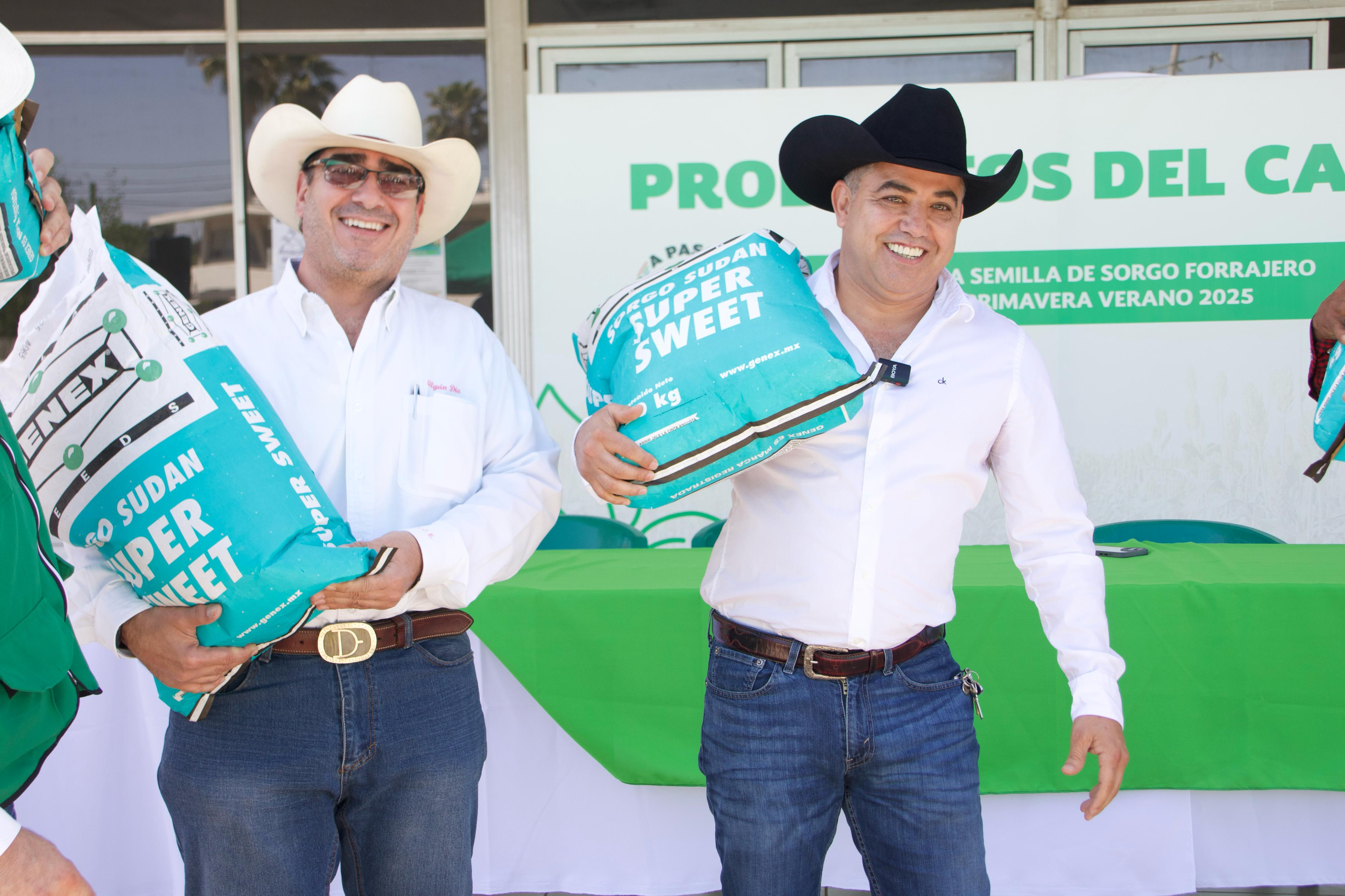 Campesinos de Sabinas reciben semilla de sorgo forrajero