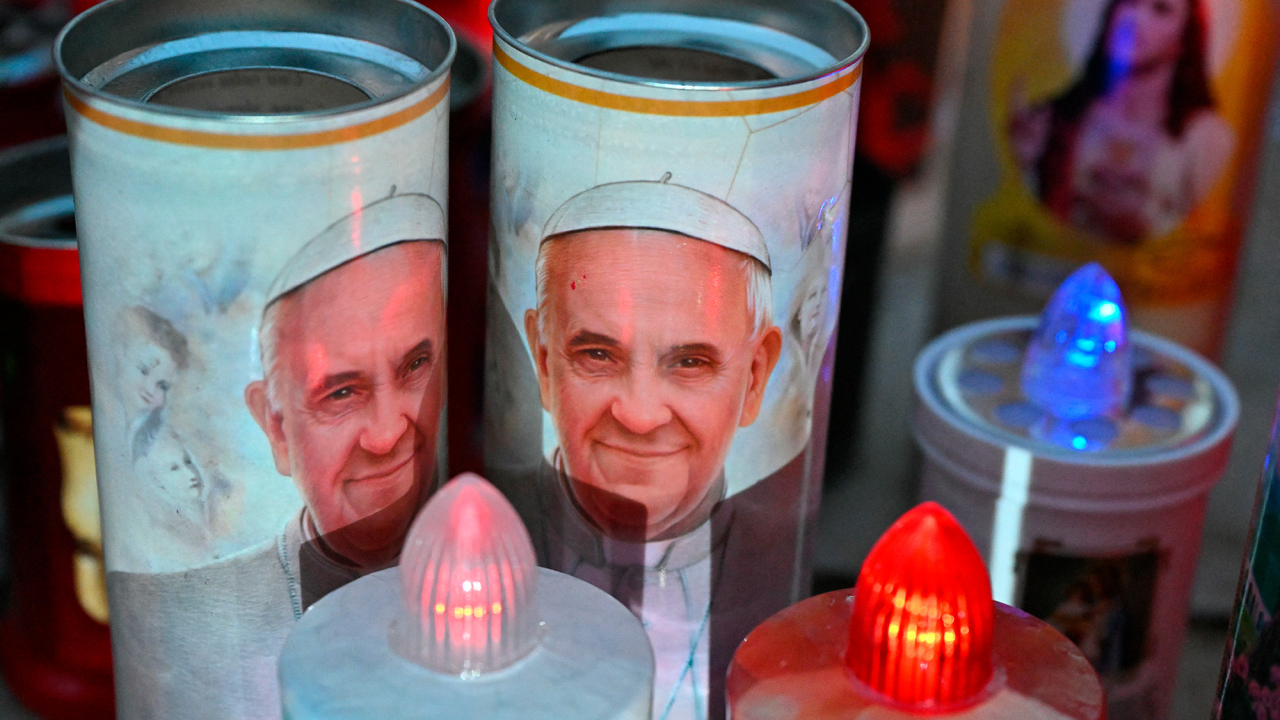 El papa Francisco se mantiene «estable», pero el pronóstico sigue siendo reservado: Vaticano