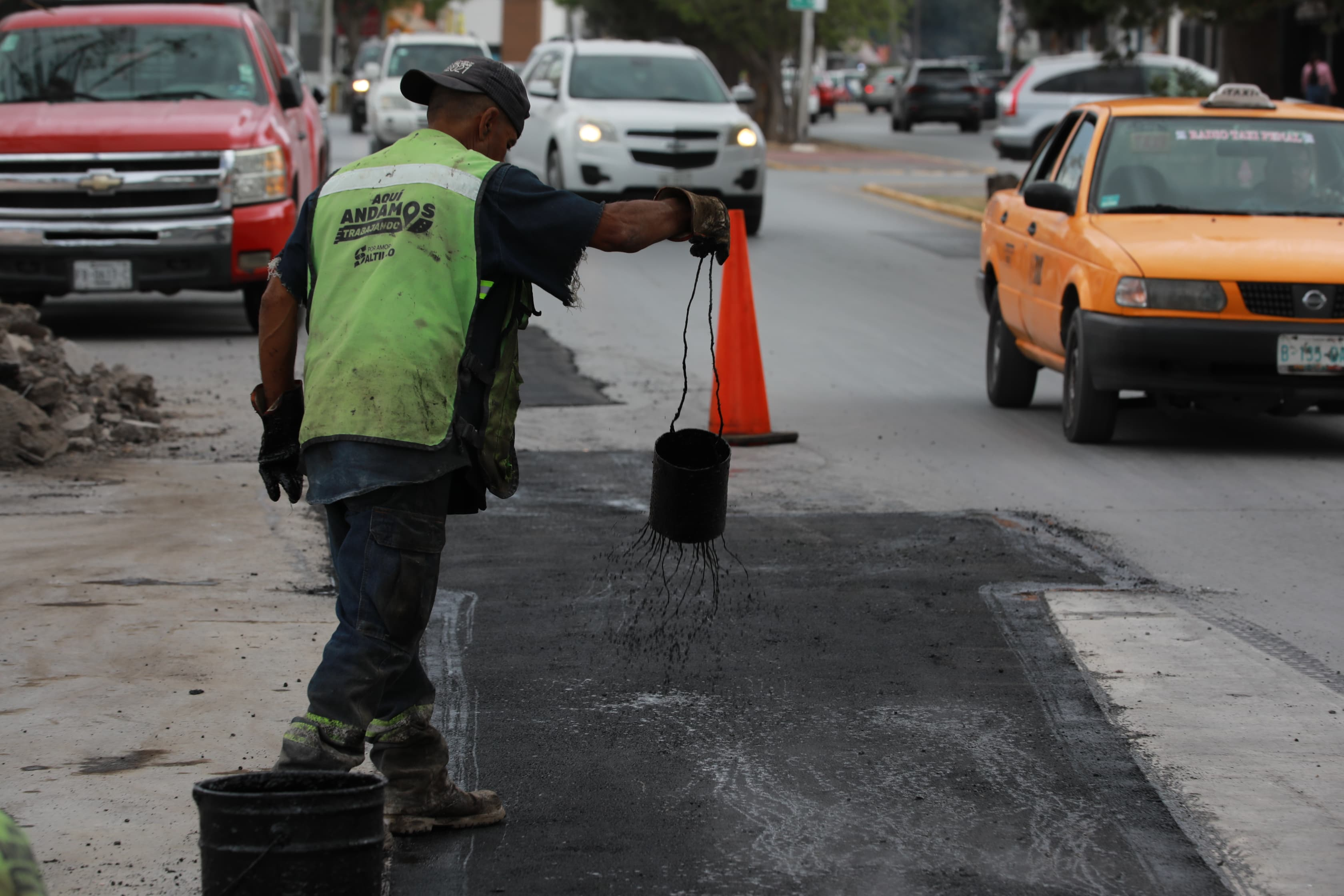Cuadrillas de “Aquí Andamos” siguen bacheando y trabajando en todos los sectores de Saltillo