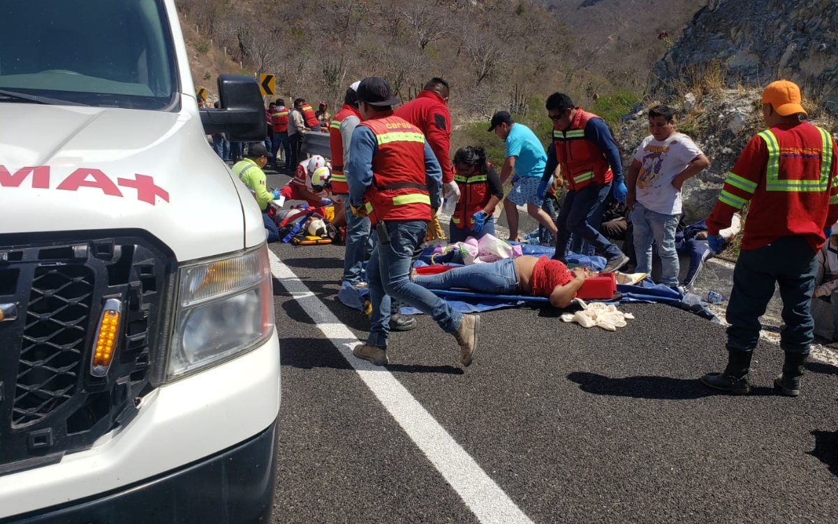 Simpatizantes de Morena que regresaban del Zócalo a Oaxaca se accidentan; reportan 18 muertos