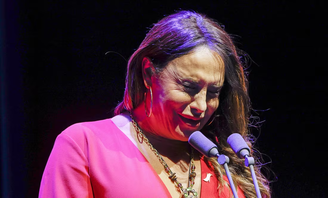 Karla Sofía Gascón rompe en llanto al recibir premio español; reconoce sus equivocaciones: «soy una mujer, a veces un poco imbécil»