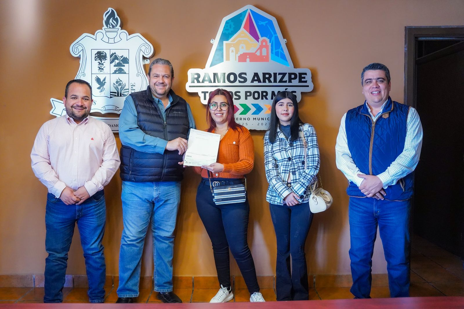 Alcalde entrega premio mayor de sorteo Participa y Gana Pagando tu Predial 2025