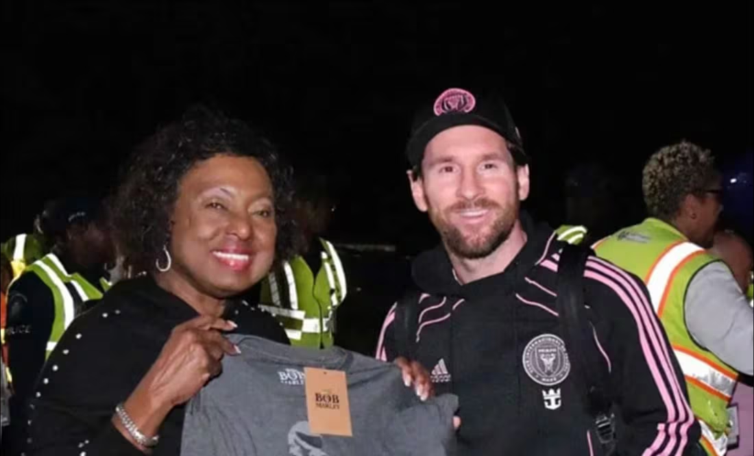 Lionel Messi recibió un particular regalo relacionado a Bob Marley en su llegada a Jamaica