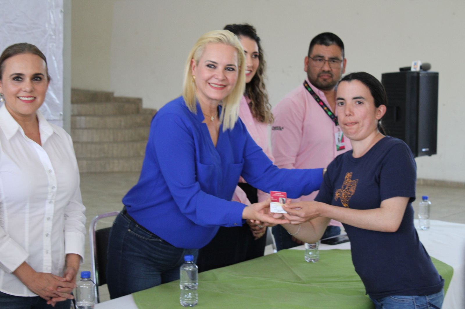 Gestiona Laura Jiménez Gachupina tarjetas de Beneficios a personas con discapacidad