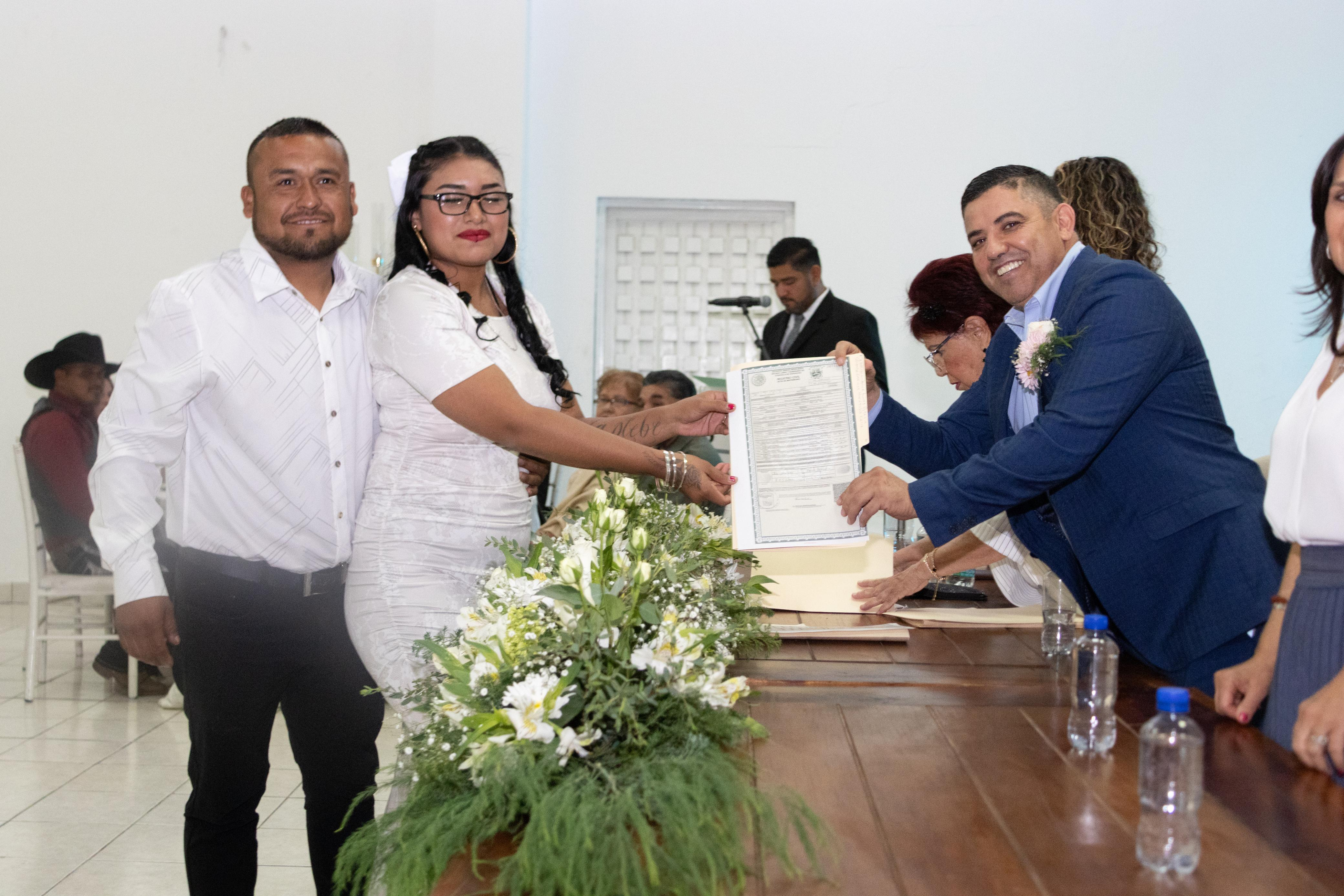 Se unen en matrimonio 25 parejas en Sabinas