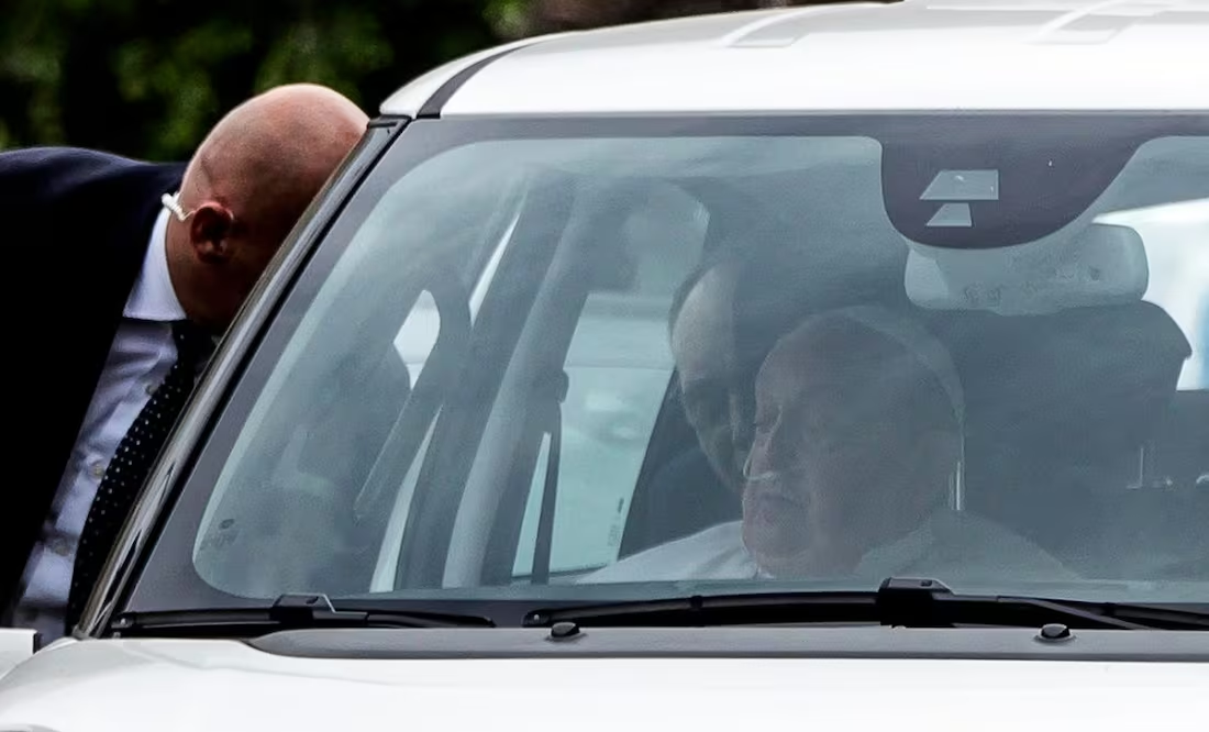 Papa Francisco regresa al Vaticano con tubos nasales para respirar; estuvo hospitalizado por neumonía 5 semanas