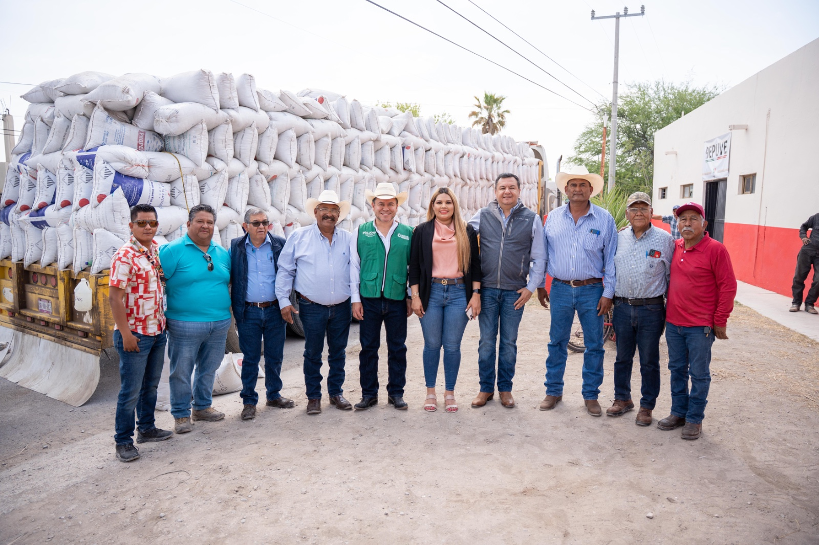 Fortalecen Manolo Jiménez y Yesica Sifuentes al sector rural de Castaños