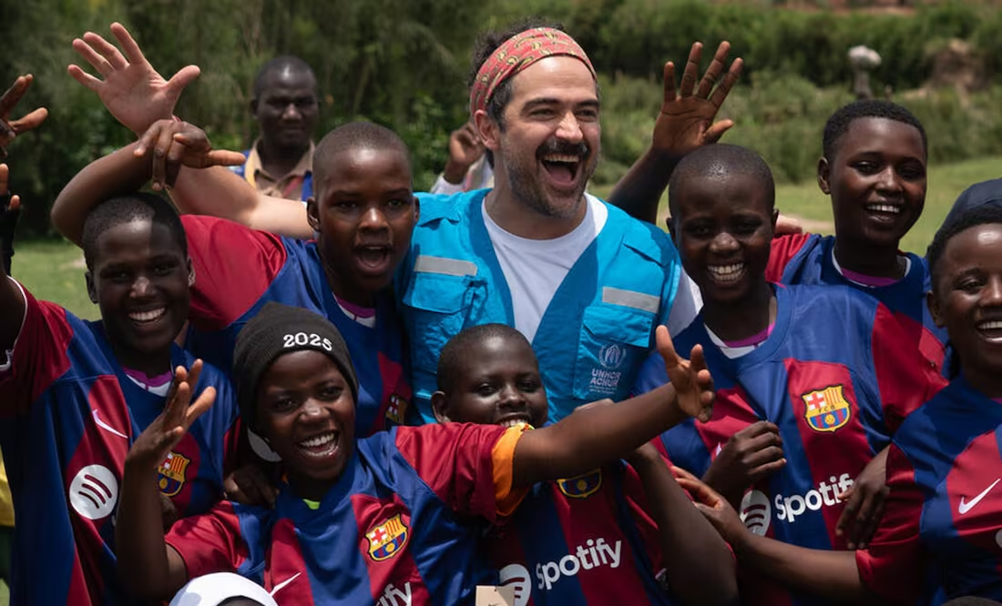 Alfonso Herrera visita a refugiados en Uganda; pide ayuda para los jóvenes