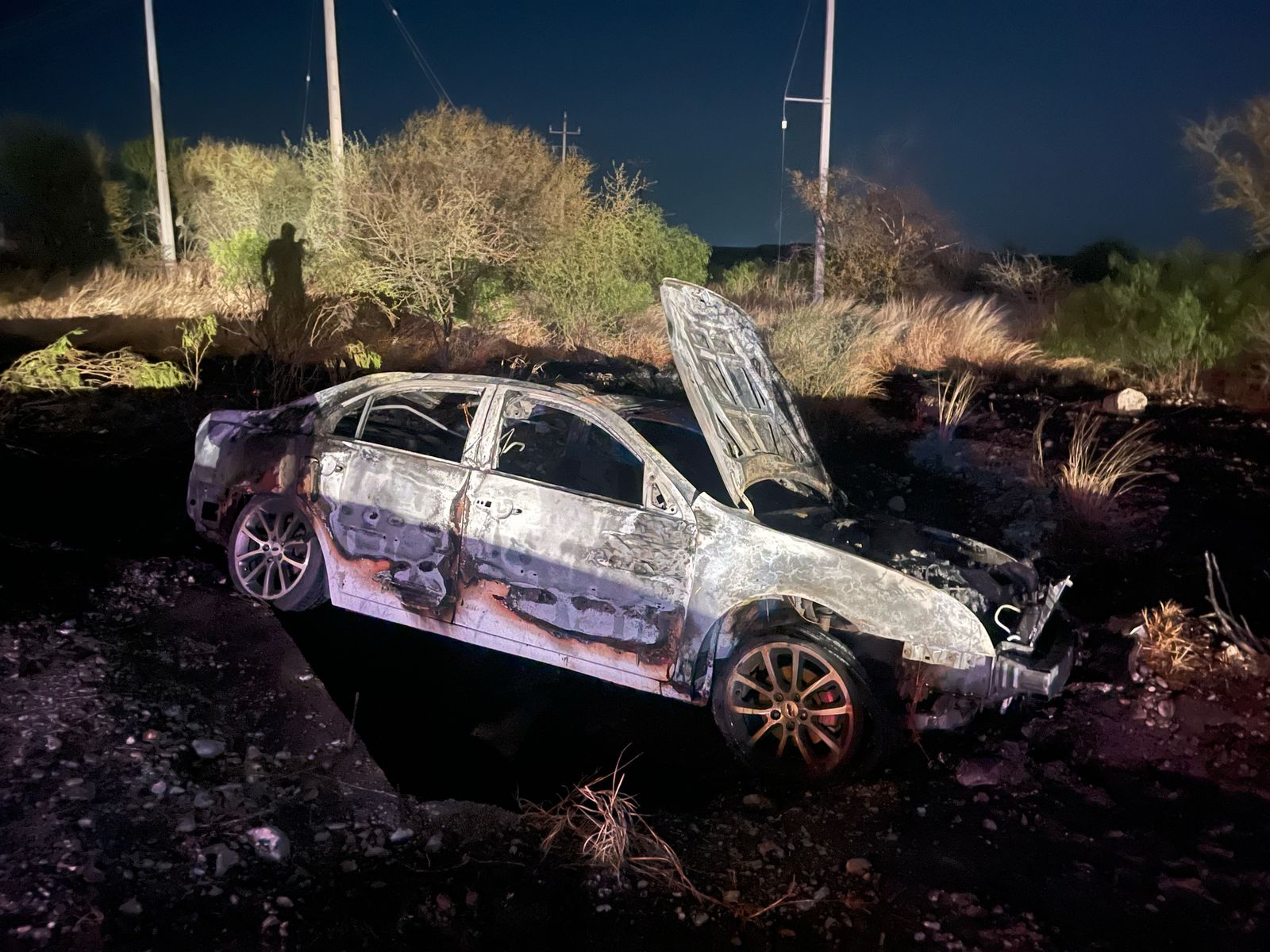 Huye conductor tras volcar; dejó su auto envuelto en llamas