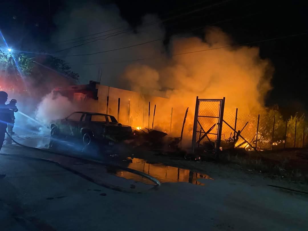 Consume incendio vivienda y 2 autos