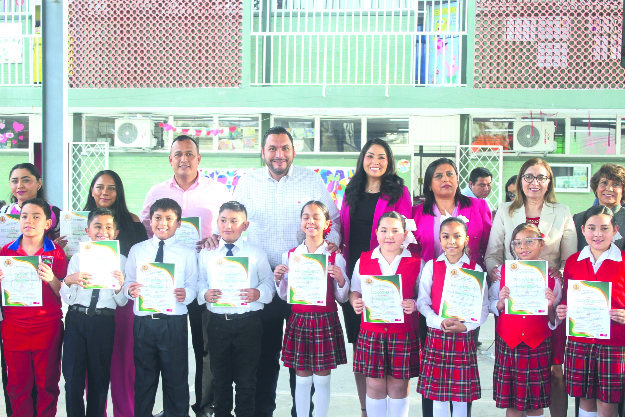 Reconocen a estudiantes destacados en lunes cívico