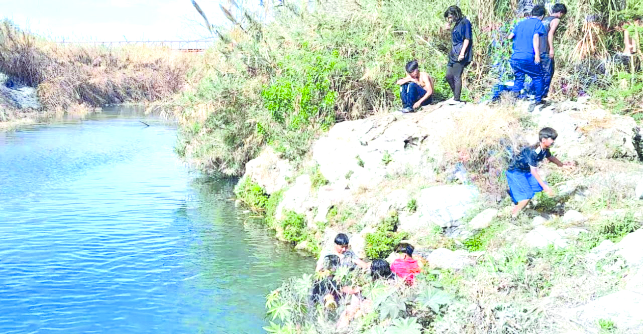 Mitigan jóvenes el calor en Charco de San Pedro
