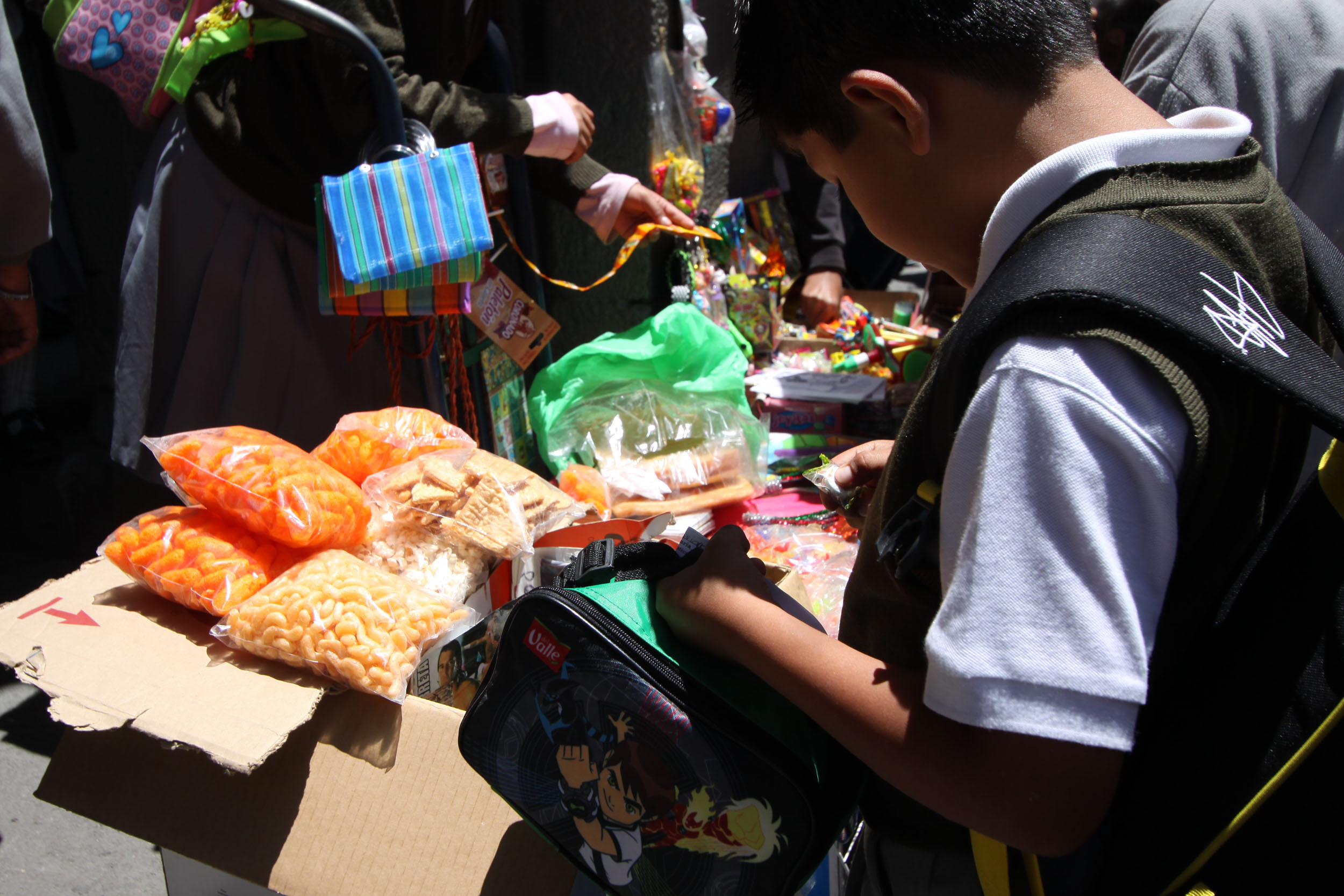 “Decomisan” comida chatarra en escuelas
