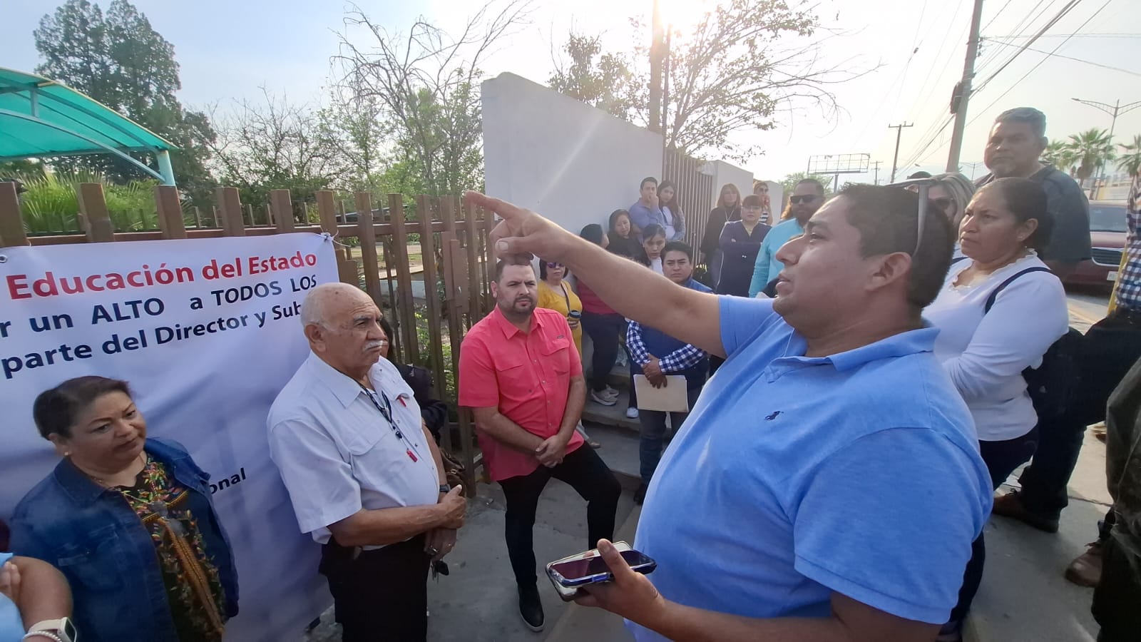 Cierran Secundaria 1 maestros en plantón