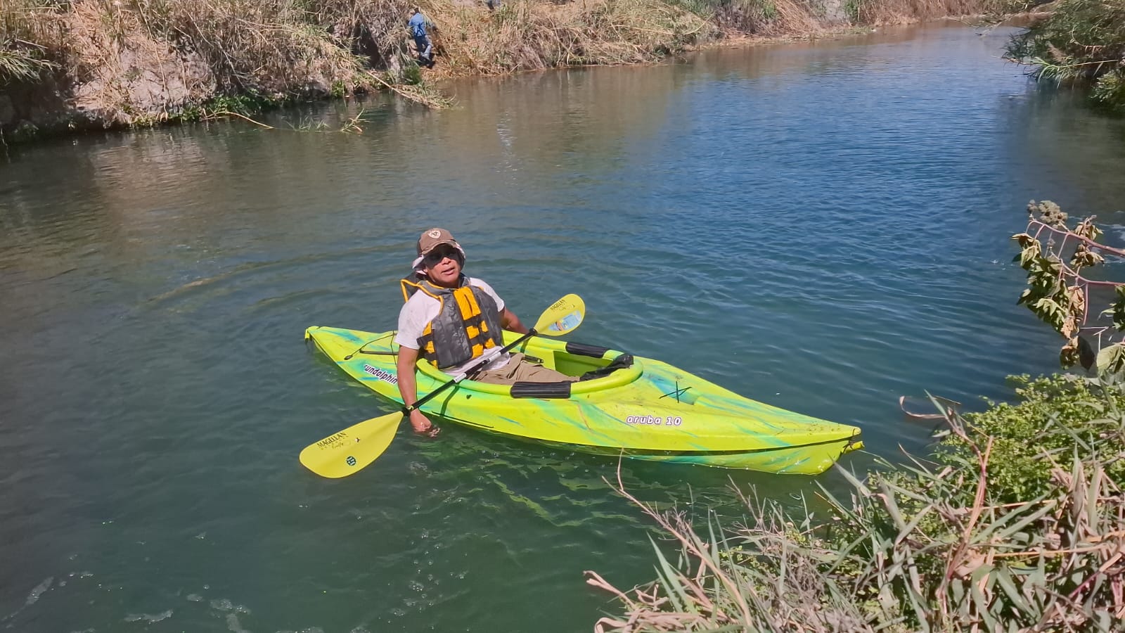 Hacen en kayak limpieza del río