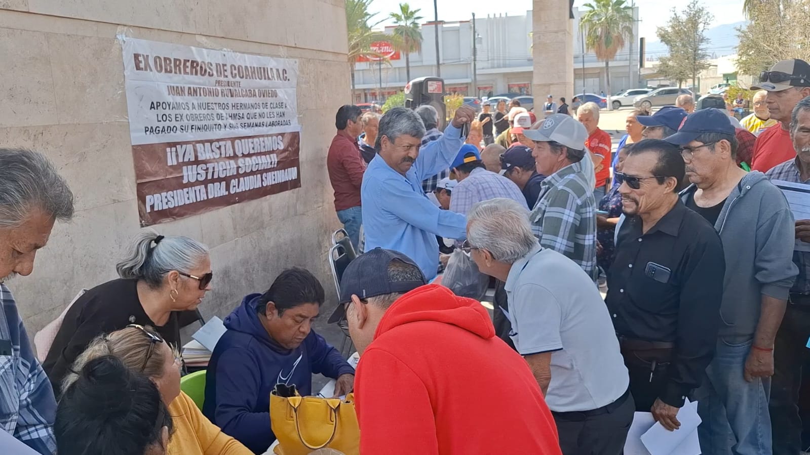 Se registran 3 mil 800 ex obreros en listado