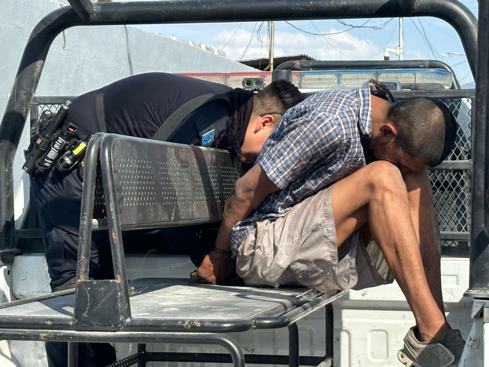 Arrestan a ladrón armado con tijera