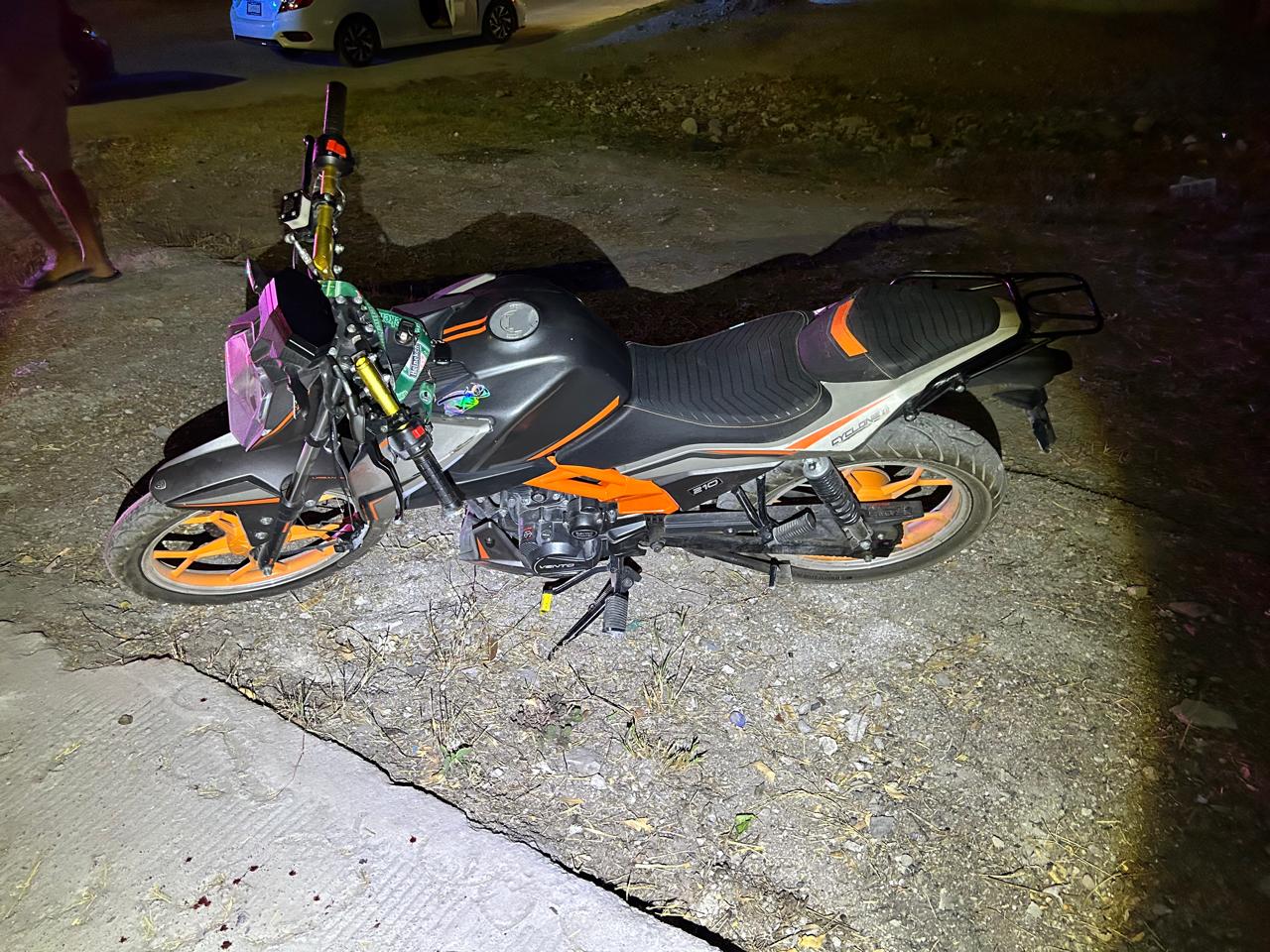 Embiste taxista a joven motociclista