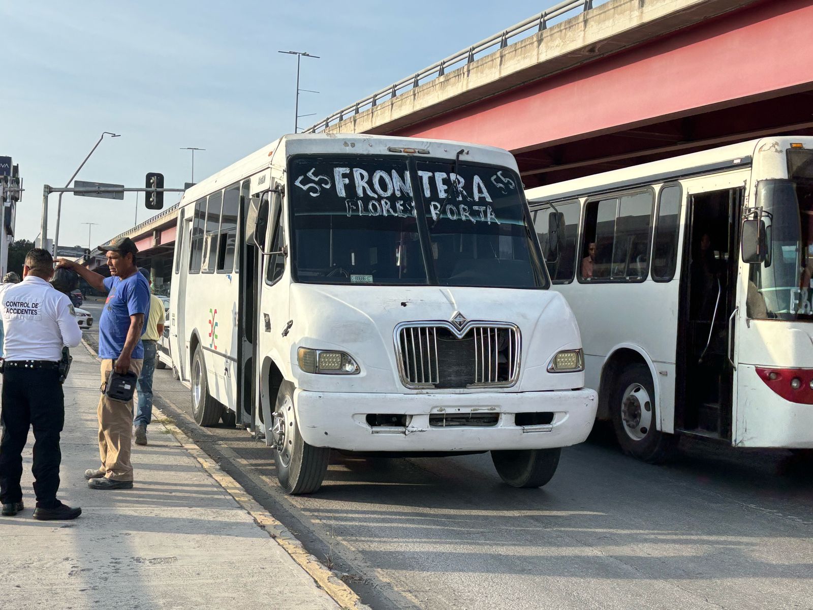 Chocan dos unidades de transporte urbano