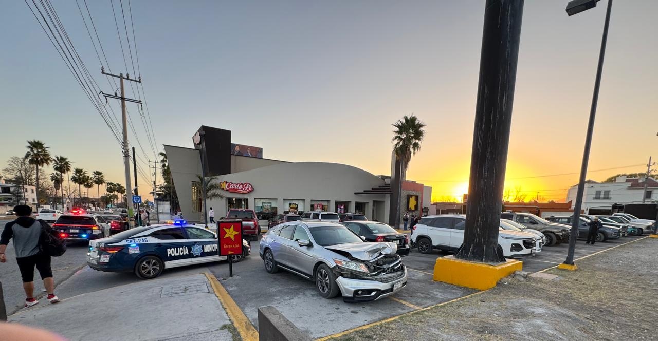 Registra choque múltiple en estacionamiento de Carls Jr.