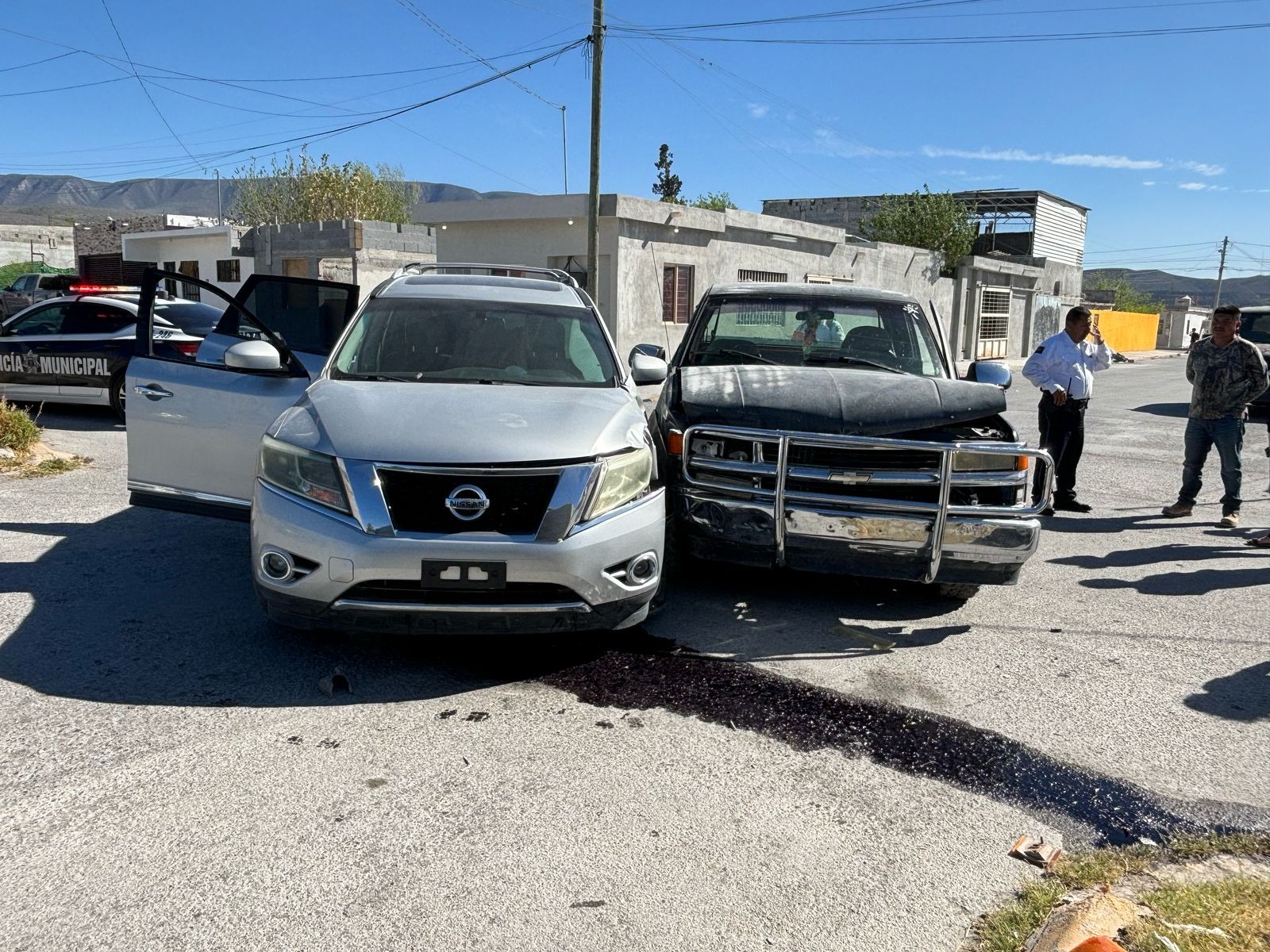Madre y sus dos hijos lesionados en choque