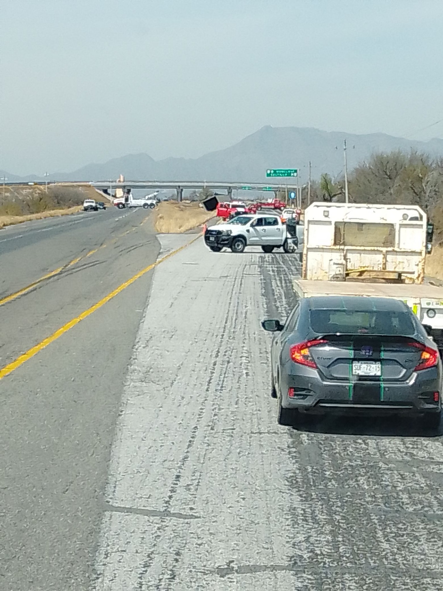 Vuelca tráiler con amoniaco en la 53