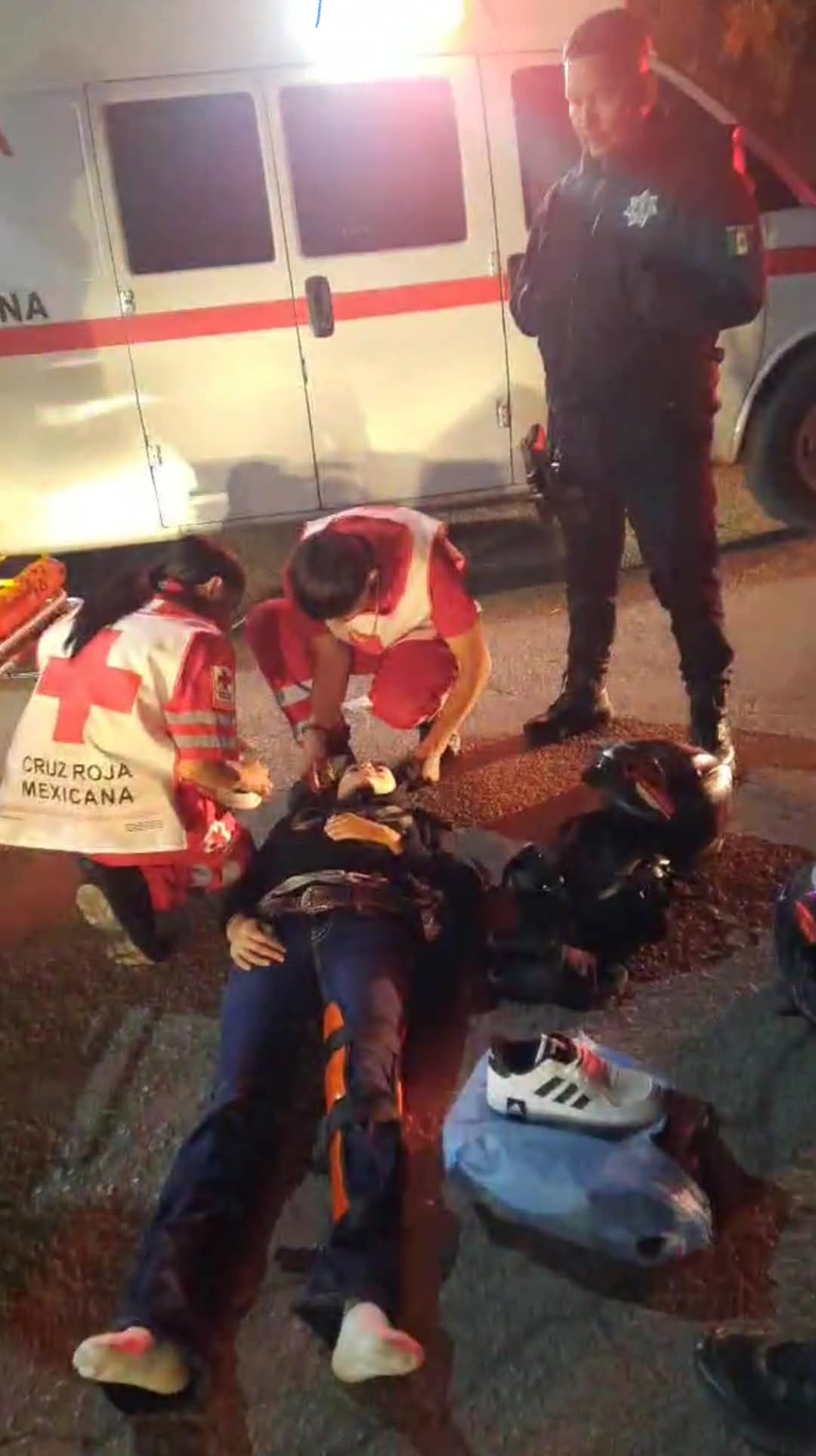 Derriba camioneta a joven motociclista