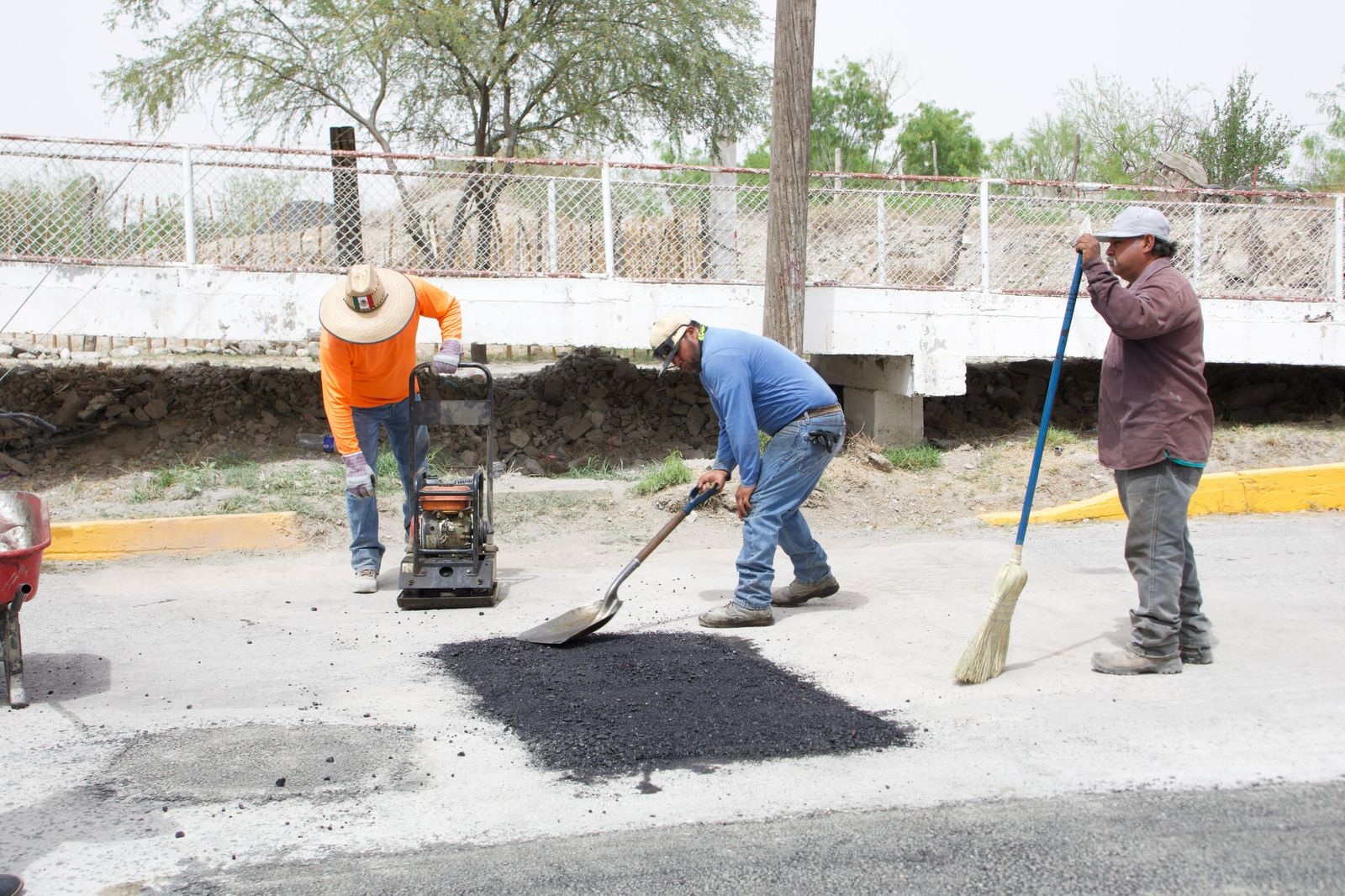 Intensifican labores bacheo en Sabinas