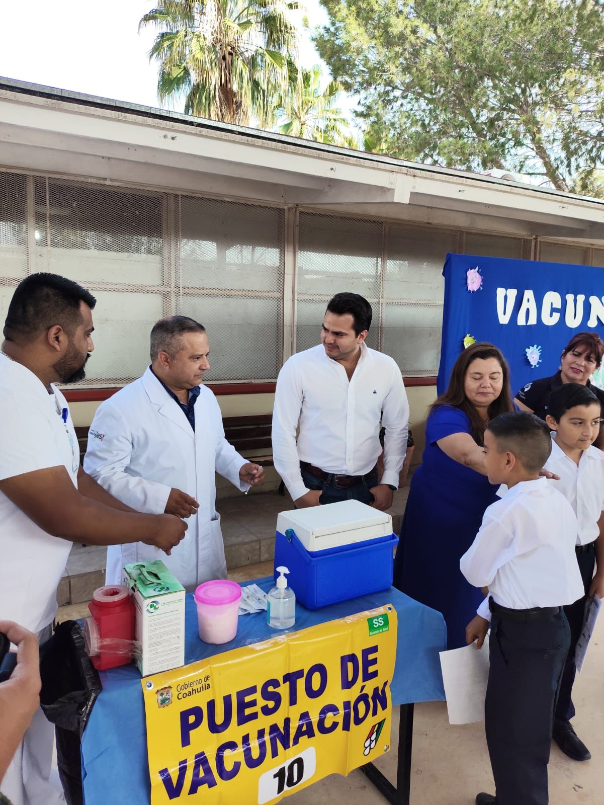 Vacunan a estudiantes contra sarampión y VPH