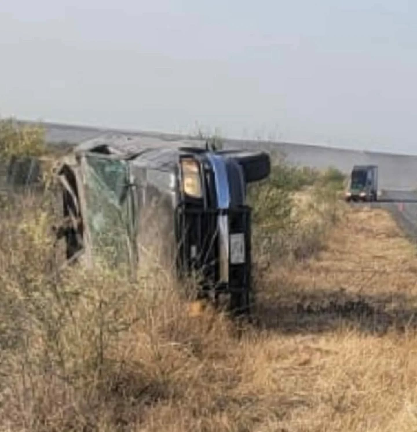Deja volcadura a mujer sin vida