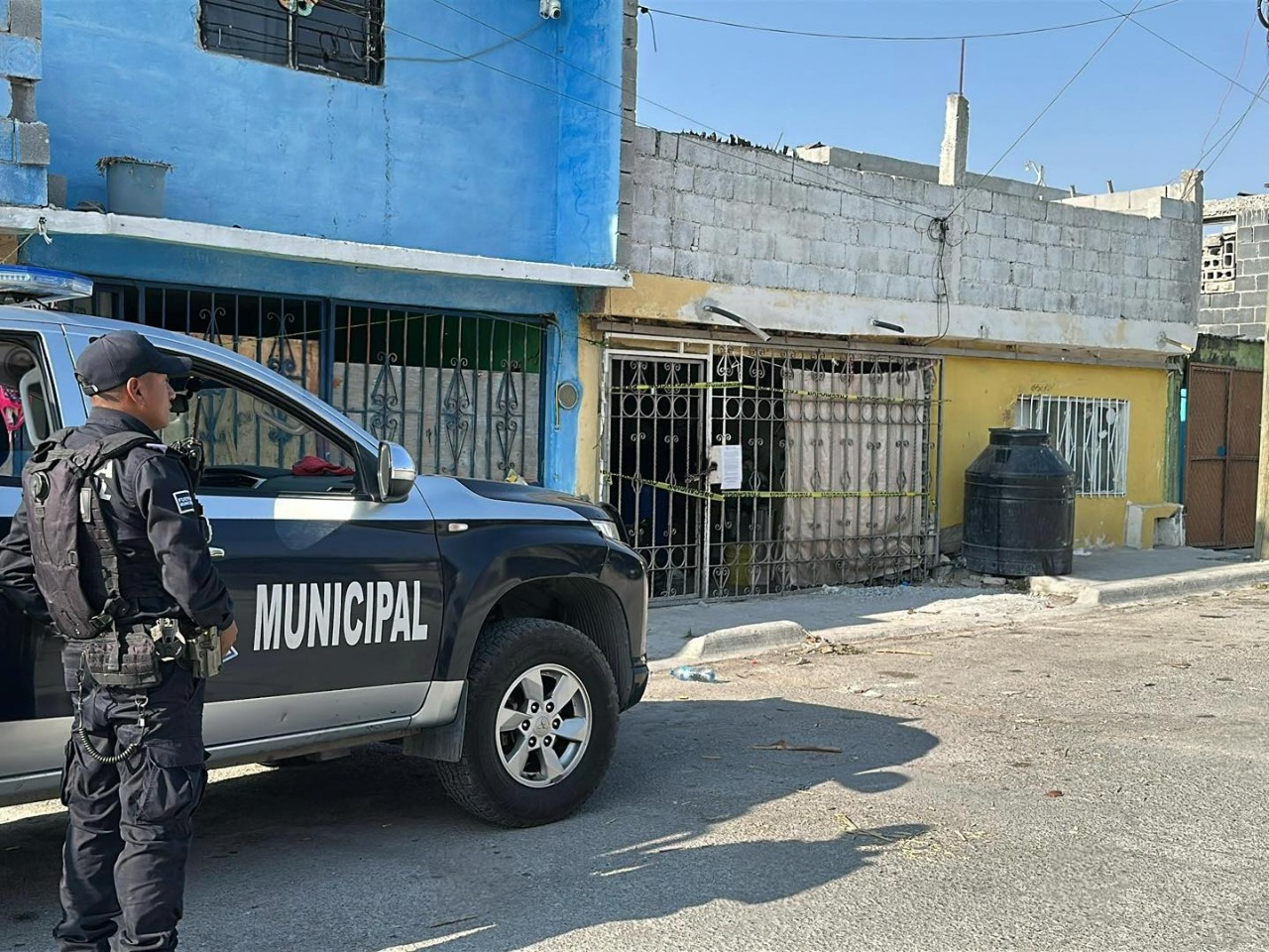 Encuentran cuerpo sepultado en patio