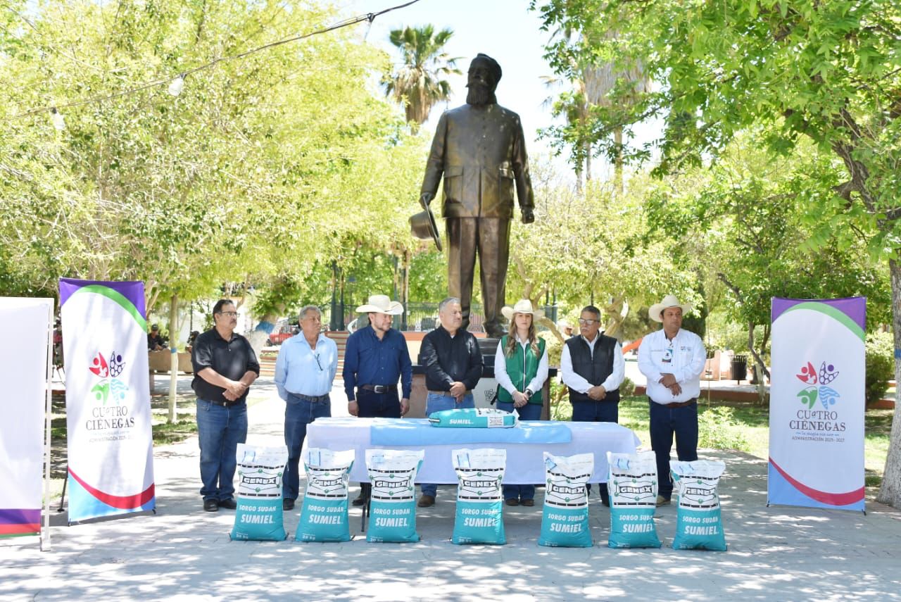 Refrenda Leija compromiso con el campo de 4 Ciénegas