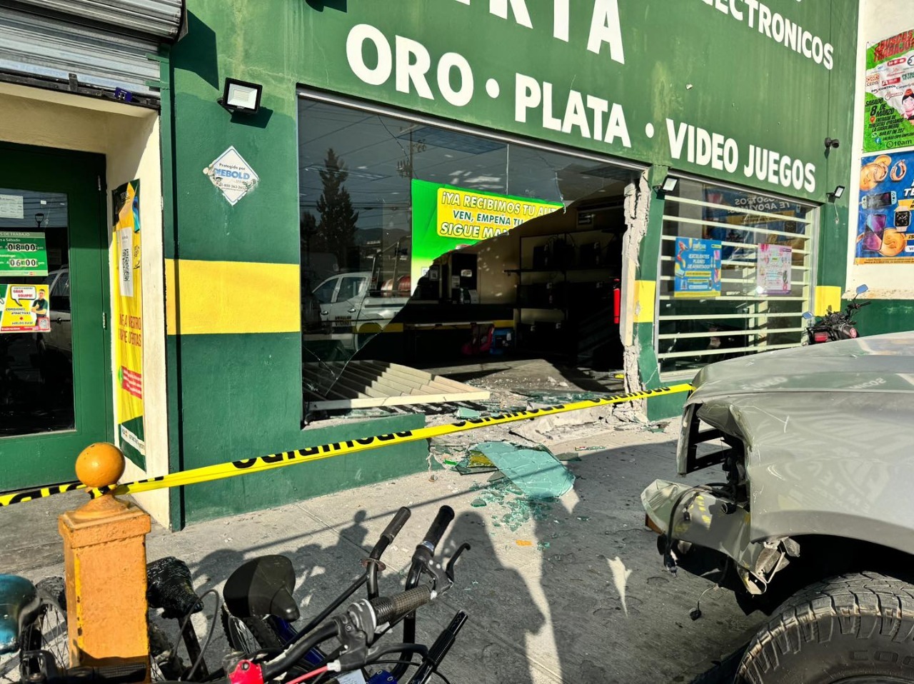 Se estrella camioneta en casa de empeño; 1 herida