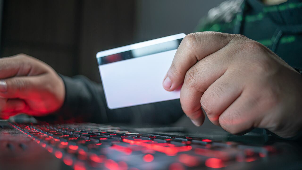 Alerta diputado por fraudes bancarios