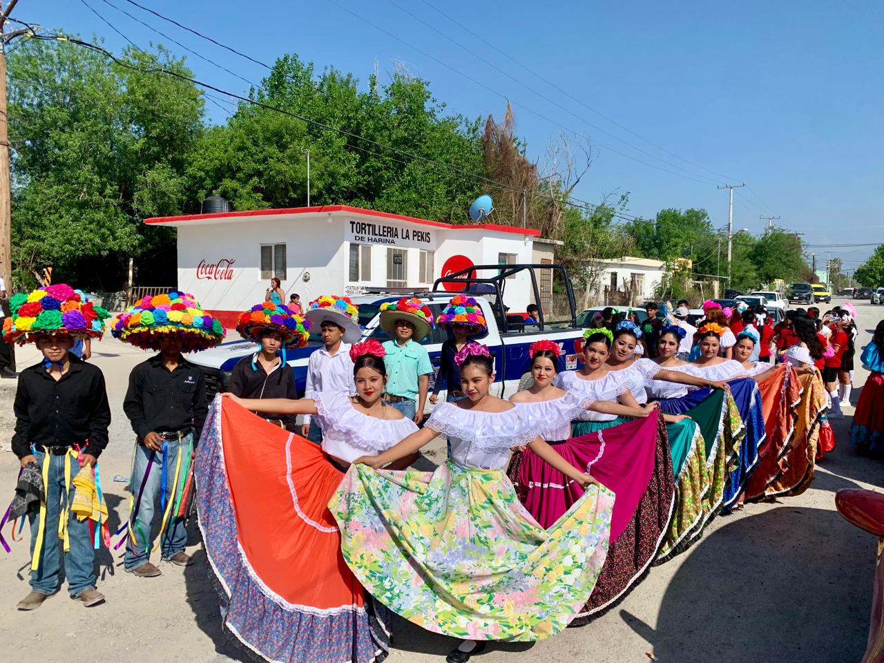 Cautivan jóvenes con Desfile de Primavera