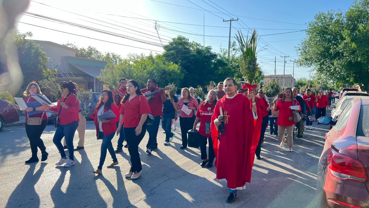 Cumplen feligreses con fe y tradición