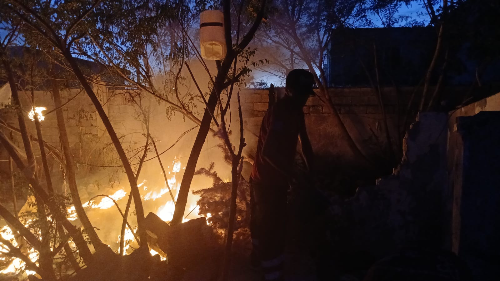 Prenden fuego en lote baldío