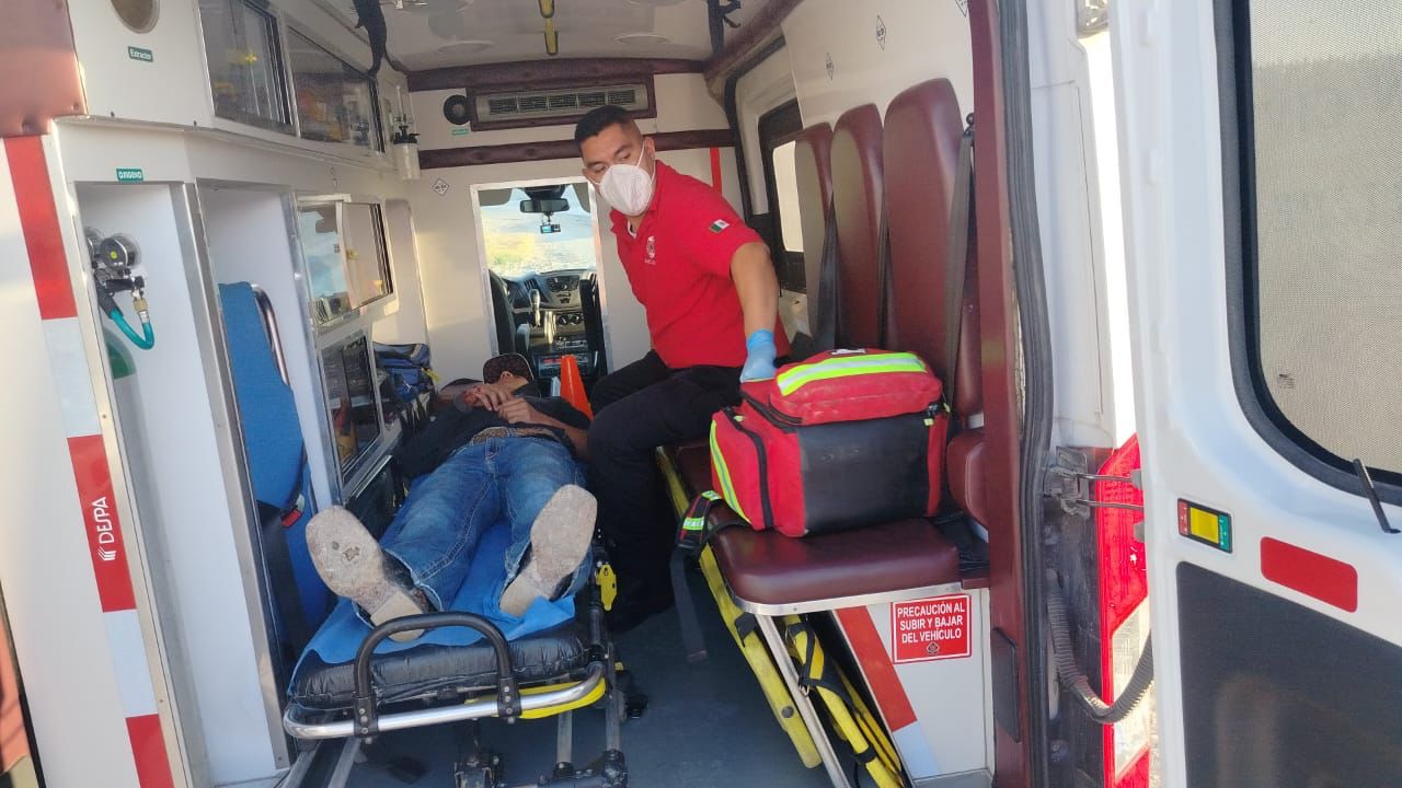 Joven choca, lo atienden llega su madre y huyen