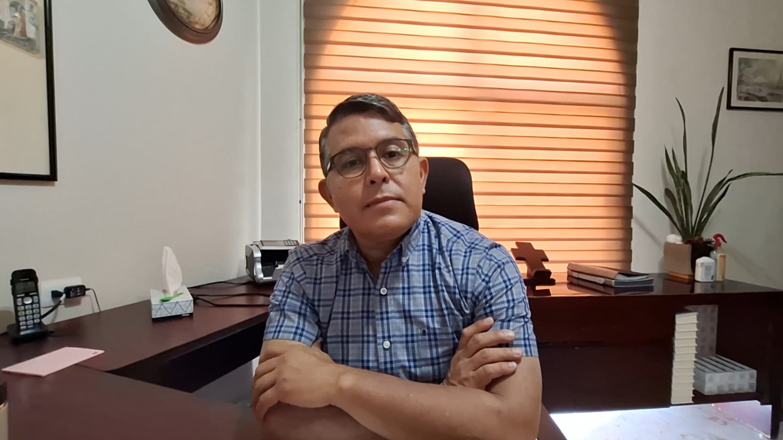 Oran parroquias locales por descanso del Papa