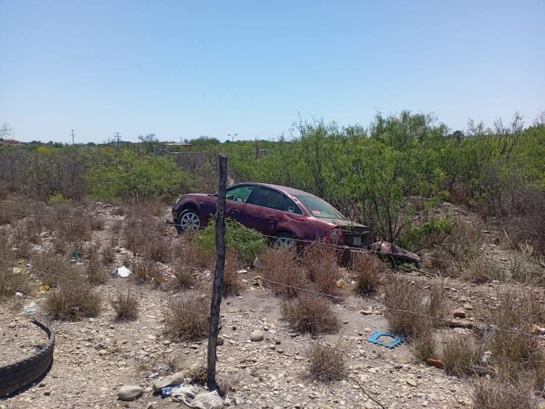 Pierde el control y se sale del camino