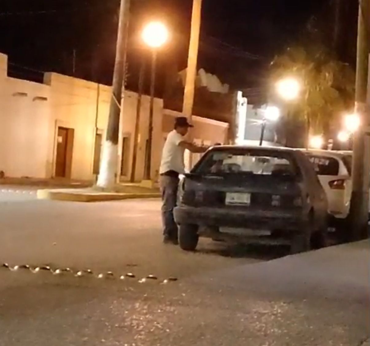 Sorprenden a ladrón intentaba abrir auto