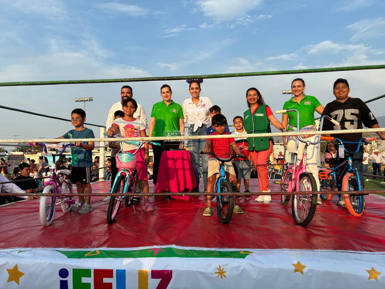 Festeja Carlos a niños del sur de Monclova