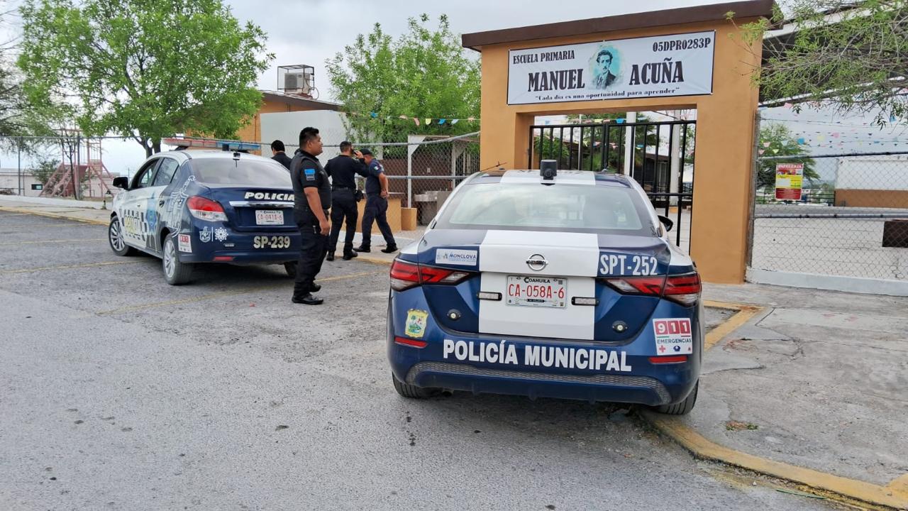 Alertan vecinos sobre ladrón en una escuela