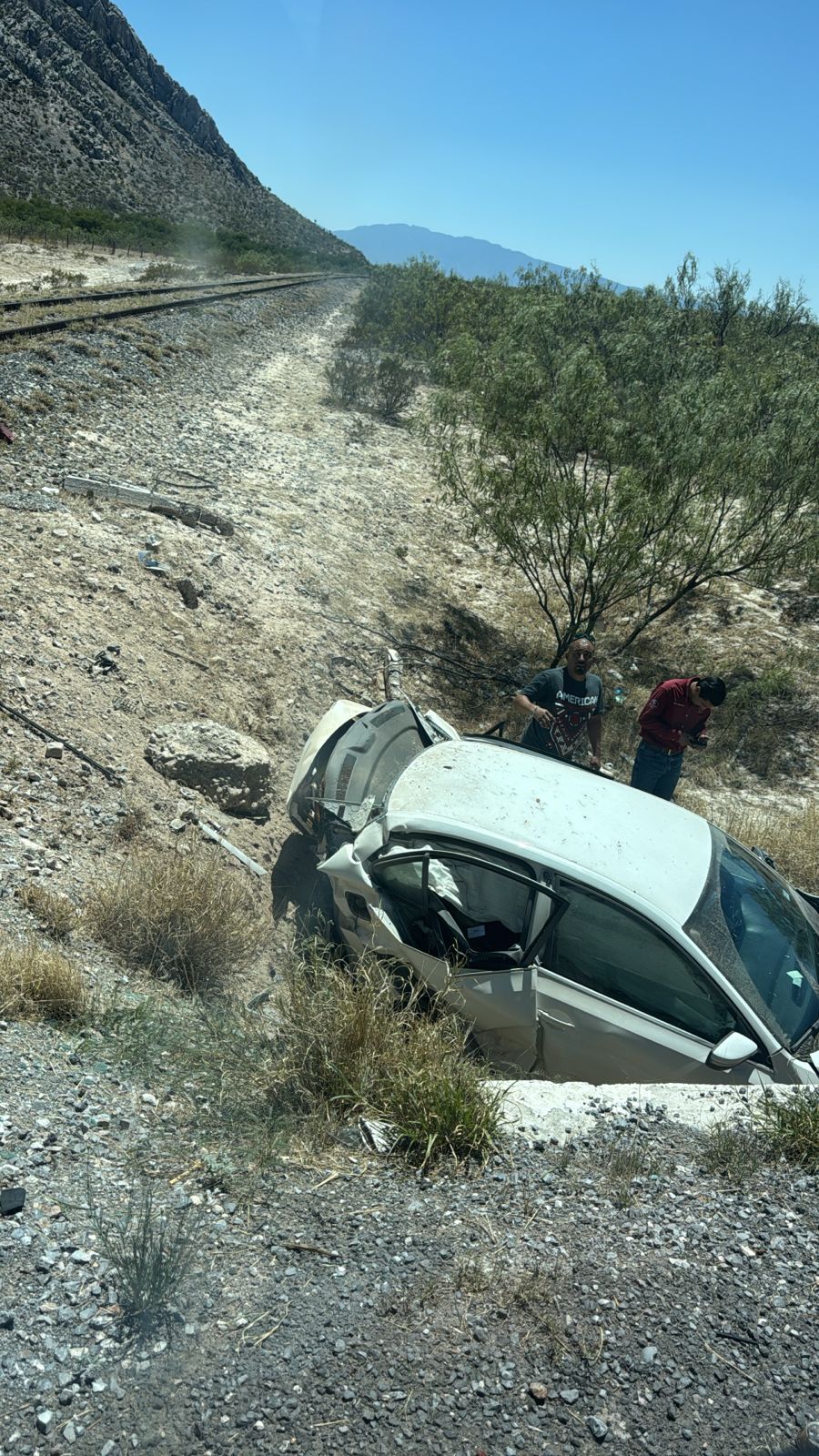 Muere paisana al salir de carretera