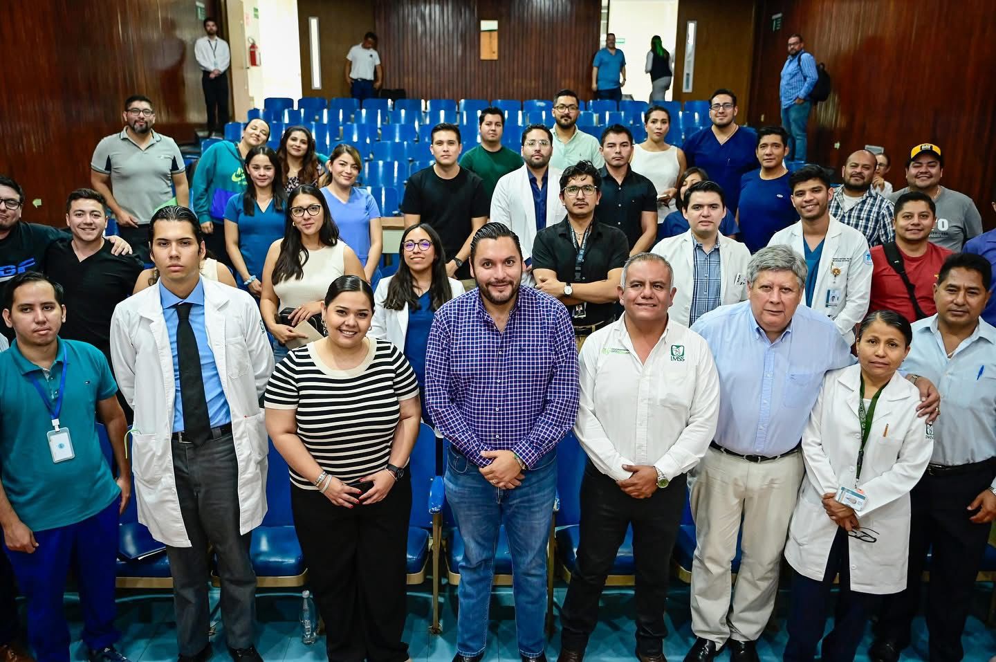 Da bienvenida Carlos a 34 médicos especialistas