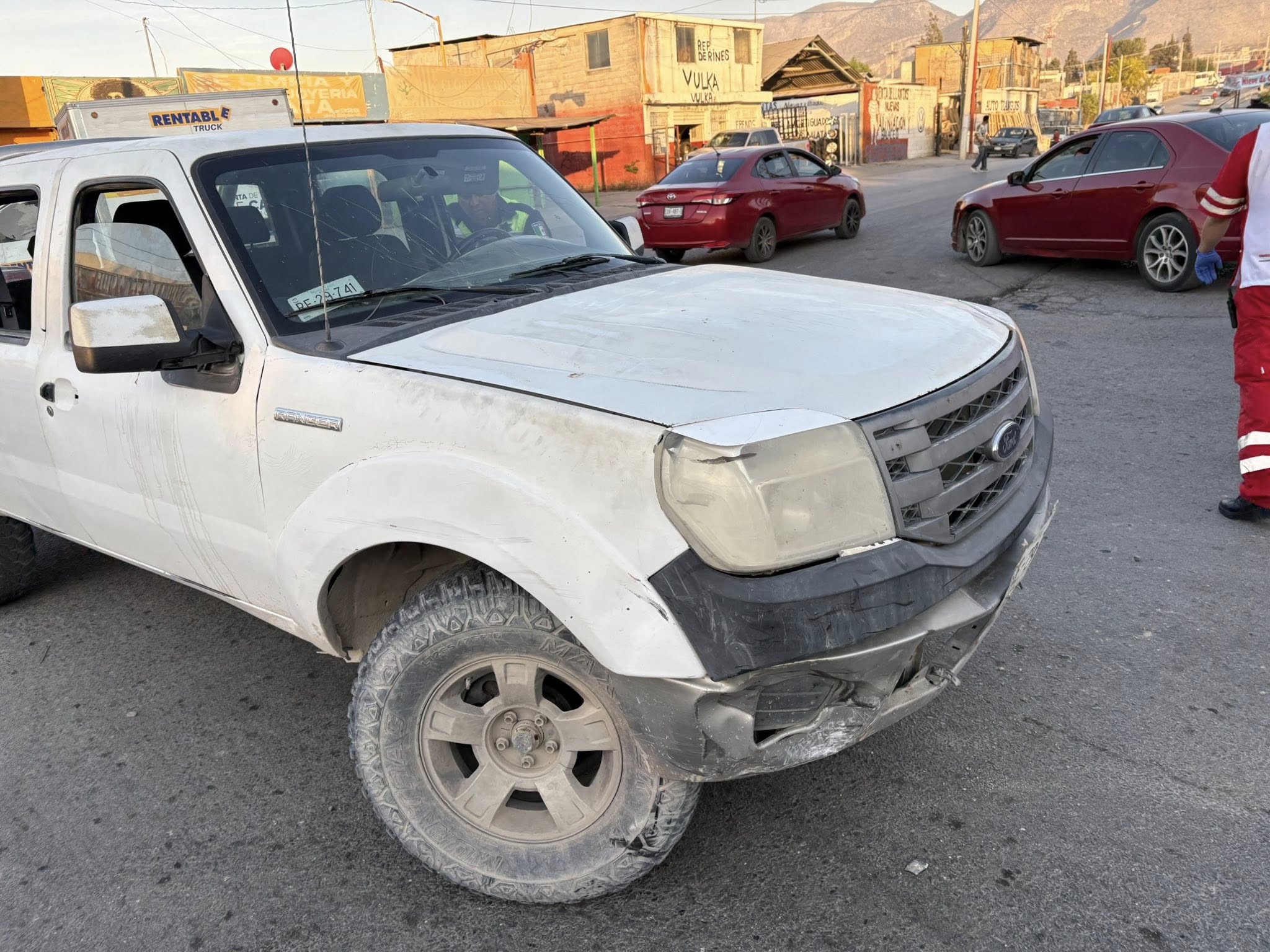 Imprudente conductor arrolla a motociclista