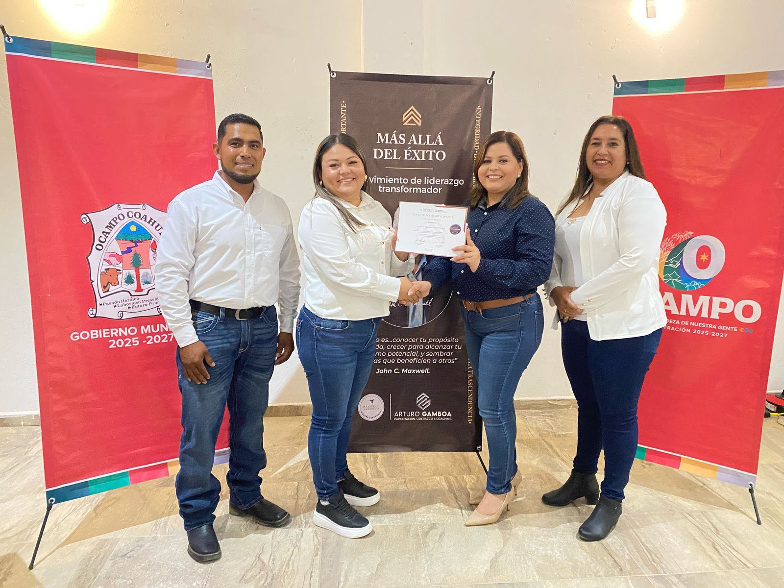 Capacita Adriana a equipo de trabajo