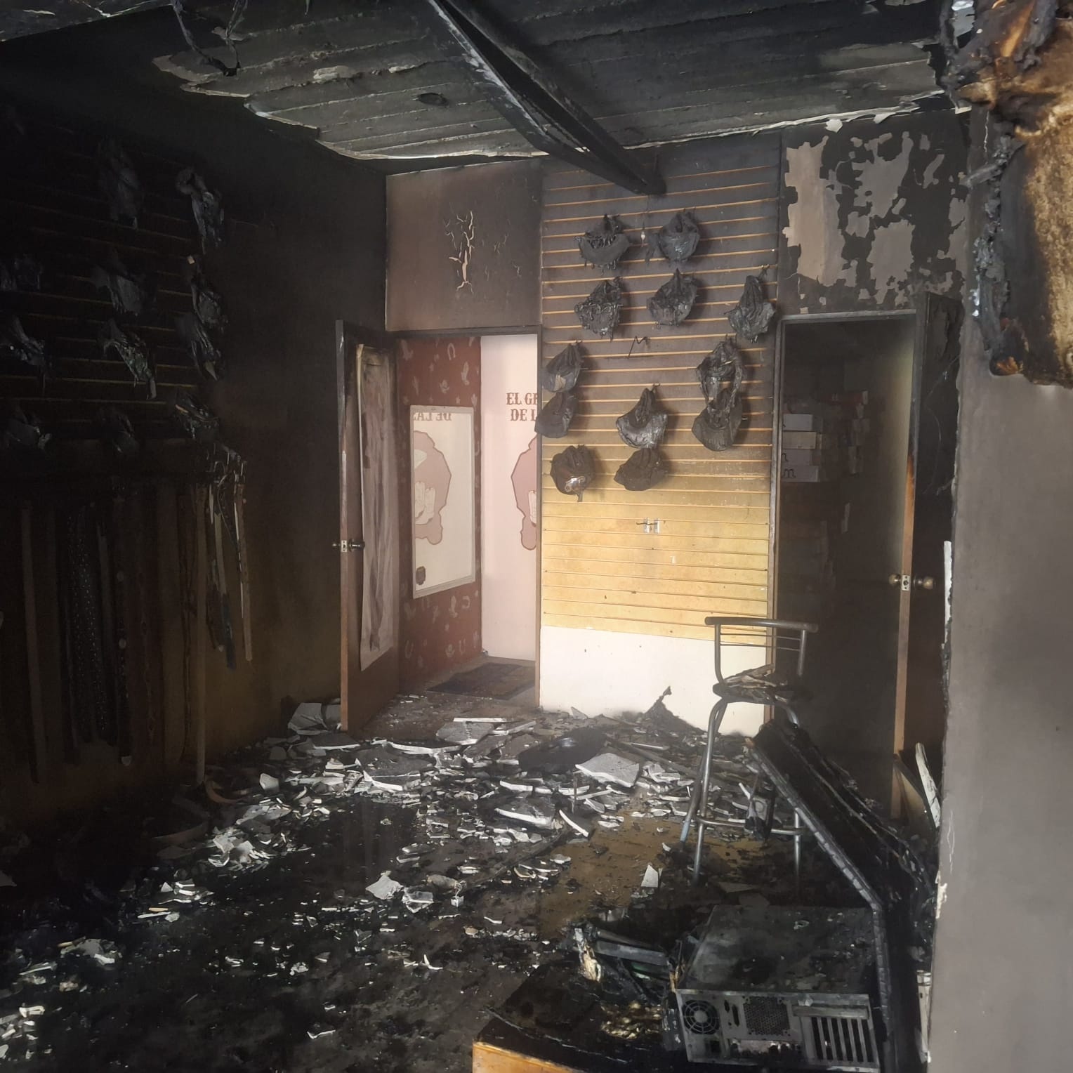 Incendio arrasa con negocio en Frontera