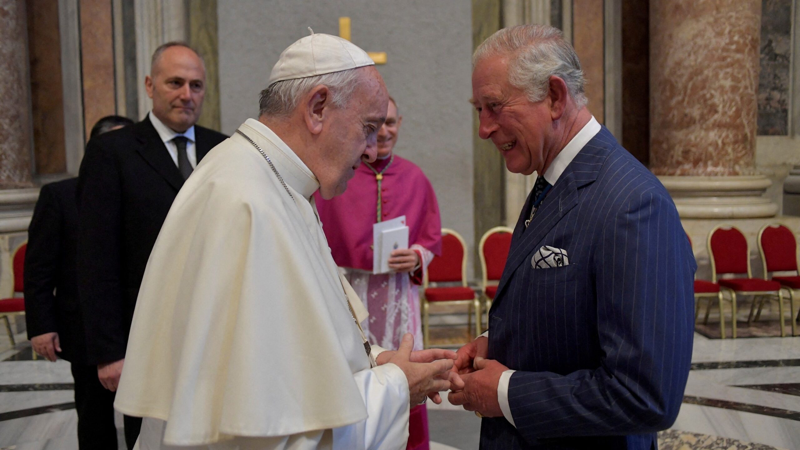 Se reúne Papa Francisco con rey Carlos en privado